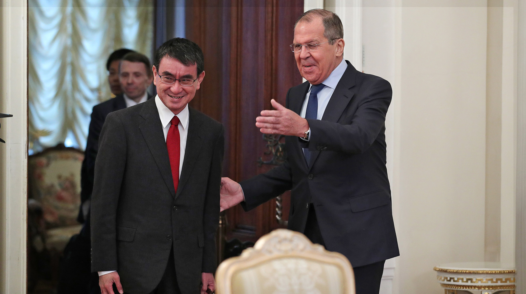 Таро Коно и Сергей Лавров. Фото: Globallookpress.com