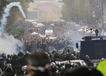 Разгон митинга против Саакашвили в Тбилиси. Ноябрь 2007 года