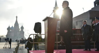 Собянин уважает память о Великом Октябре, он сдал экзамен на патриотизм — мнение