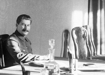 Иосиф Сталин и два стула