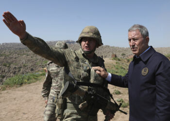 Хулуси Акар в поле. Фото: АР