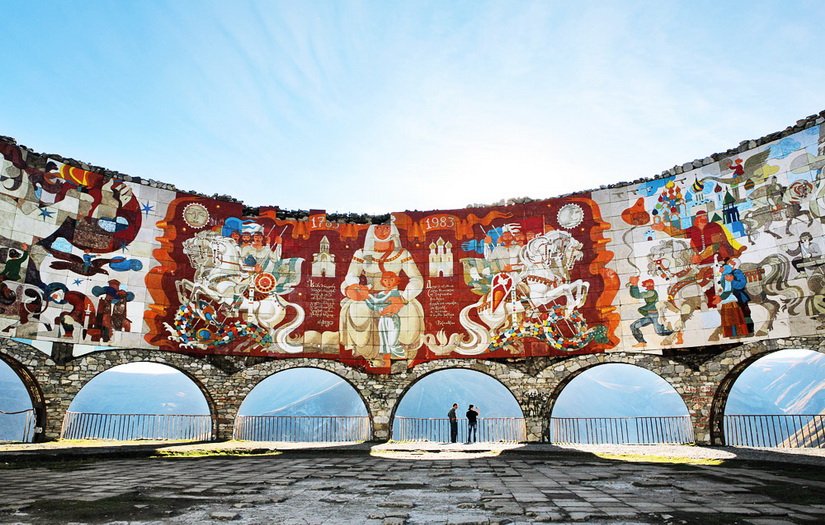 Арка Дружбы в Казбеги