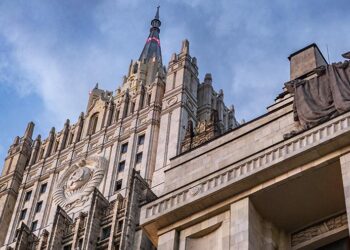 Здание МИД РФ на Смоленской площади. Фото: Известия