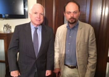 Владимир Кара-Мурза младший и Джон Маккейн. Фото: kapital-rus.ru