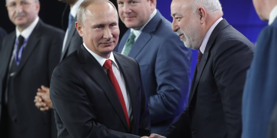 Владимир Путин и Виктор Вексельберг. Фото: Михаил Метцель/ТАСС