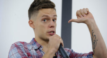 Дудь не является нравственным ориентиром, чтобы следовать его призывам — политолог