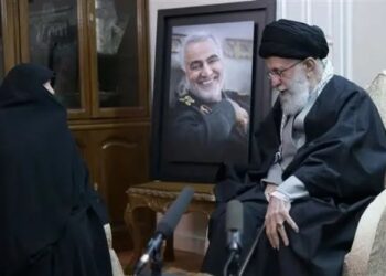 Али Хаменеи соболезнует семье Касема Сулеймани. Фото: leader.ir