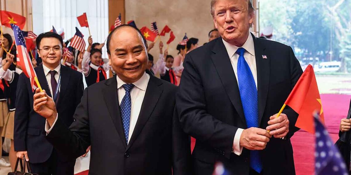 Дональд Трамп и Нгуен Суан Фук. Фото: Сол Леб / AFP