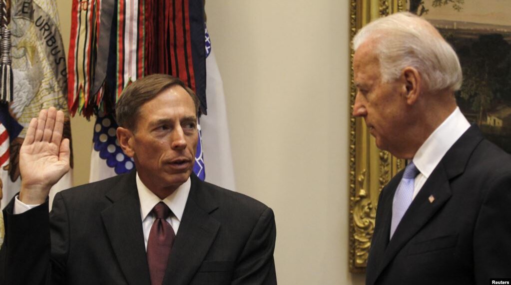 Дэвид Петреус и Джозеф Байден. Фото: Reuters