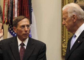 Дэвид Петреус и Джозеф Байден. Фото: Reuters