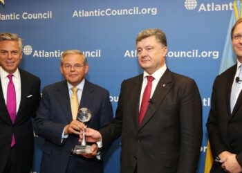 Джон Хантсман, Роберт Менендес, Петр Порошенко и Фредерик Кемп. Фото: atlanticcouncil.org