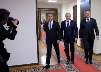 Дмитрий Медведев, Владимир Путин и Вячеслав Володин в Госдуме. Фото: Пресс-служба Кремля
