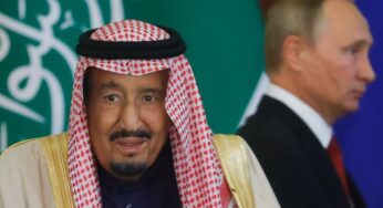 Саудовская Аравия наводняет рынок нефтью, чтобы разорить Россию и США: мнение