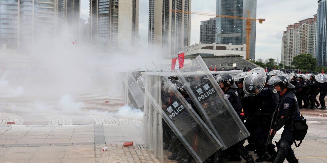 Применение слезоточивого газа во время учений полиции в городе Шэньчжэнь. Фото: Reuters