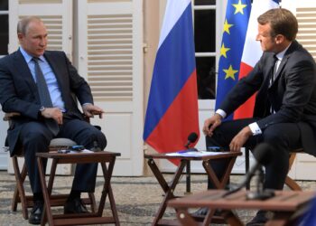 Владимир Путин и Эммануэль Макрон перед началом переговоров. Фото: Пресс-служба Кремля