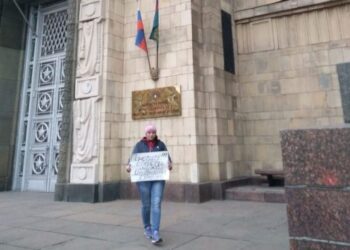 Одиночный пикет у МИД РФ. Фото: «Русская инициатива»