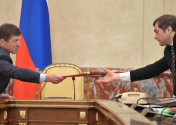 Дмитрий Козак и Владислав Сурков. Фото: Александр Миридонов / Коммерсант