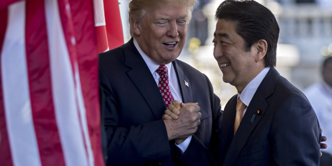 Дональд Трамп и Синдзо Абэ. Фото: The Japan Times