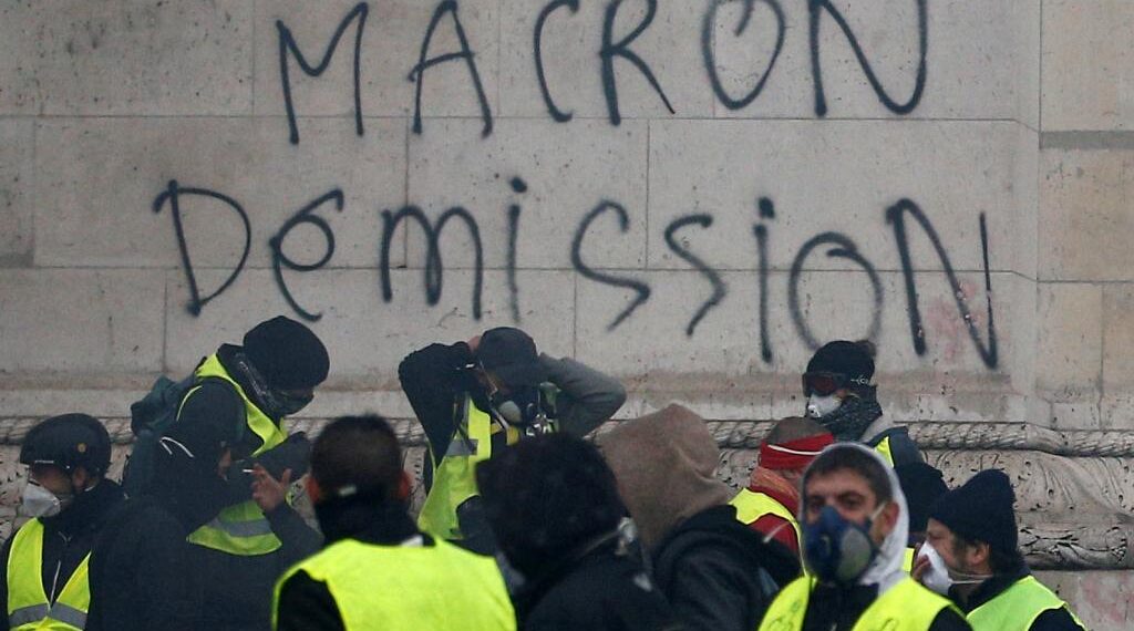 "Макрона в отставку", гласит надпись на стене. Фото: RT