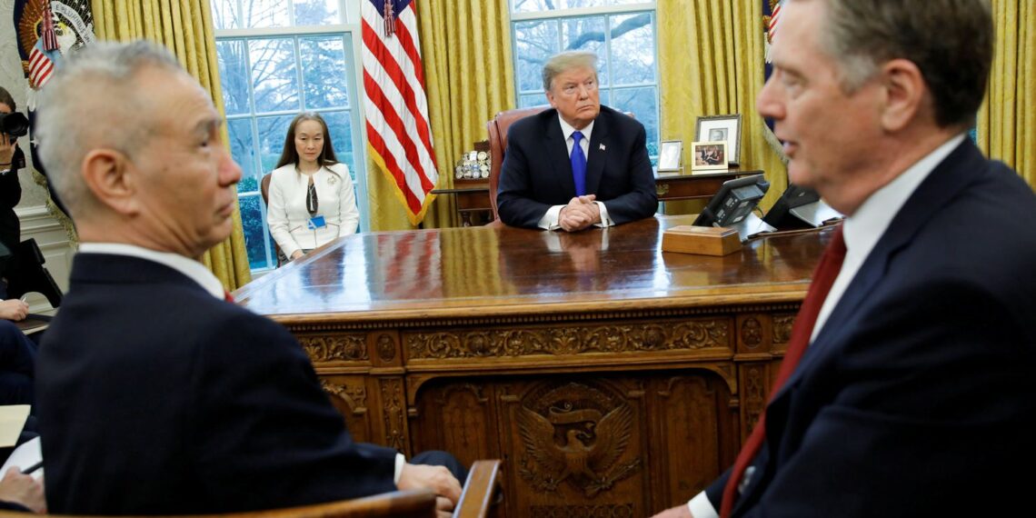 Дональд Трамп на переговорах с Лю Хэ. Фото: washingtonpost.com