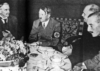 Невилл Чемберлен и Адольф Гитлер. 1938 год. Фото: REX / Shutterstock