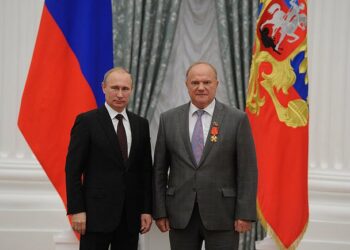 Владимир Путин награждает Геннадия Зюганова орденом Александра Невского, 31 июля 2014 года. Фото: пресс-служба Кремля