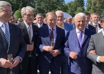 Петр Порошенко, Виктор Ющенко, Леонид Кучма, Леонид Кравчук, Владимир Зеленский. Фото: Inna Kuznetsova/Twitter