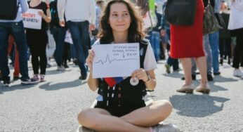 Соболь вовлекает молодежь в незаконные митинги, эксплуатируя образ Оли «Конституции»