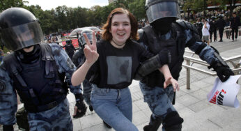 Активистка на незаконном митинге в Москве устроила дешевый спектакль с целью подставить полицию