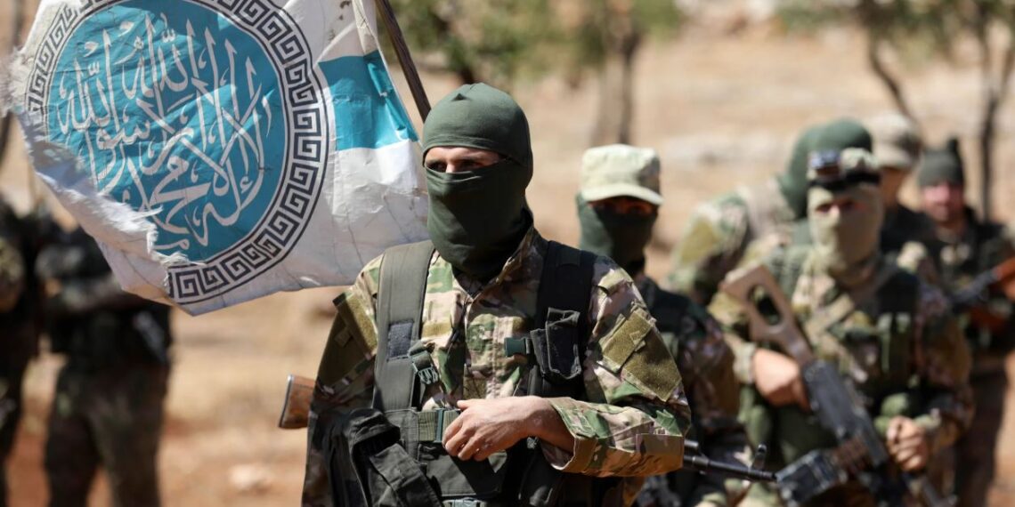 Боевики "Хайят Тахрир аш-Шам"* на тренировочной базе в провинции Идлиб, Сирия. Фото: AFP