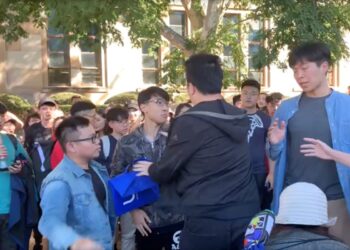 Студенты из Гонконга и материкового Китая во время митинга в Университете Квинсленда (Австралия). Наши дни. Фото: SCMP