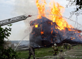Пожар в церкви Успения Пресвятой Богородицы в Карелии. Фото: ptzgovorit.ru