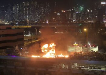 Столкновения между протестующими и полицией в районе Политехнического университета. Фото: AP