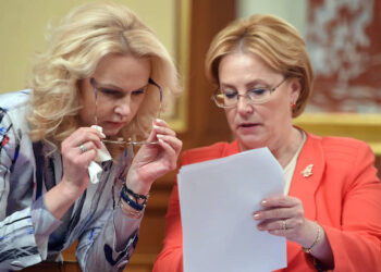 Татьяна Голикова и Вероника Скворцова. Фото: Коммерсант