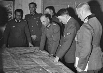 Гитлер на совещании. Фото: wikipedia