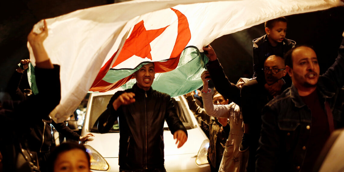 Тысячи алжирцев вышли на улицы столицы после отставки Абдельазиза Бутефлики, размахивая национальными флагами. Фото: Reuters