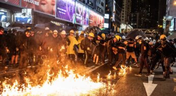 «Коктейли Молотова» полетели в полицию: как прошла самая жесткая акция протеста в Гонконге