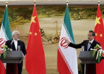 Джавад Зариф и Ван И. Фото: thearabweekly.com