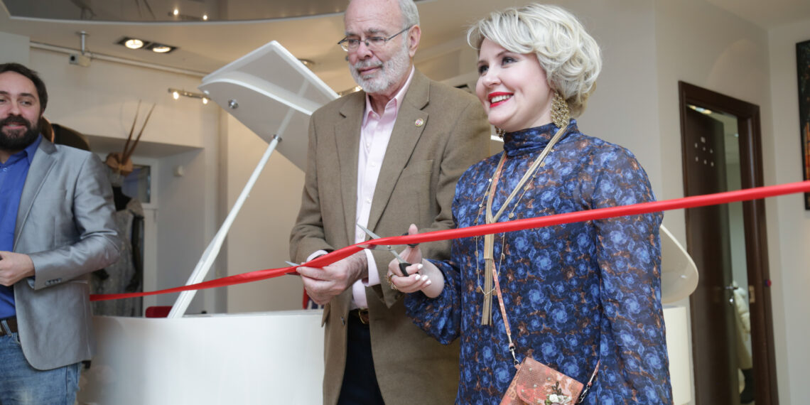Юлия Серебрянская и посол Колумбии Альфонсо Лопес Кабальеро открывают Культурный центр