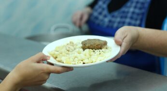 Маленькие порции, битая посуда и кишечная палочка – так кормят в школах Липецка