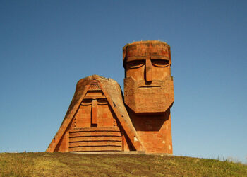 Монумент "Татик и Папик"