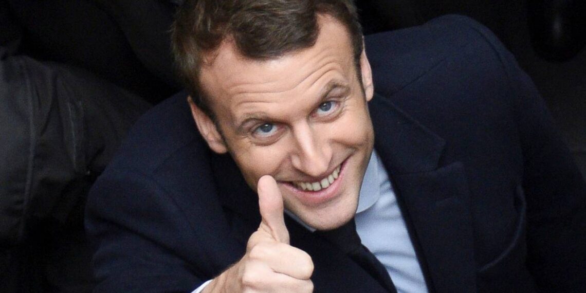 Эммануэль Макрон на марше...