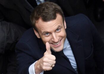 Эммануэль Макрон на марше...