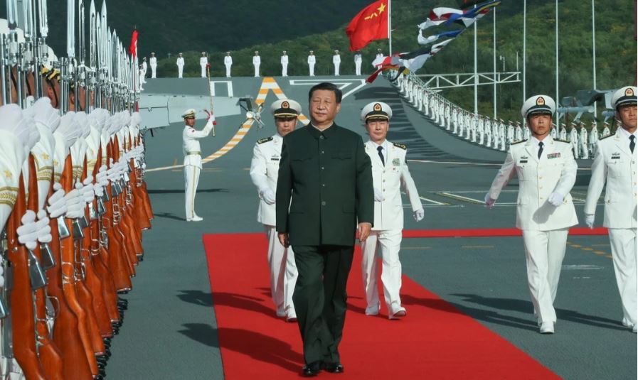 Си Цзиньпин и военные. Фото: Синьхуа