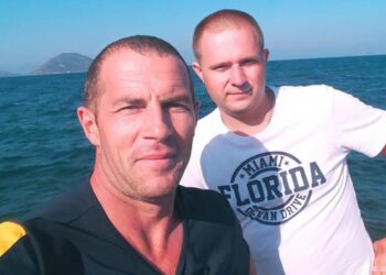 Моряки Алексей Маленков (слева) и Роман Беленко, арестованные в Греции по обвинению в нелегальной перевозке беженцев