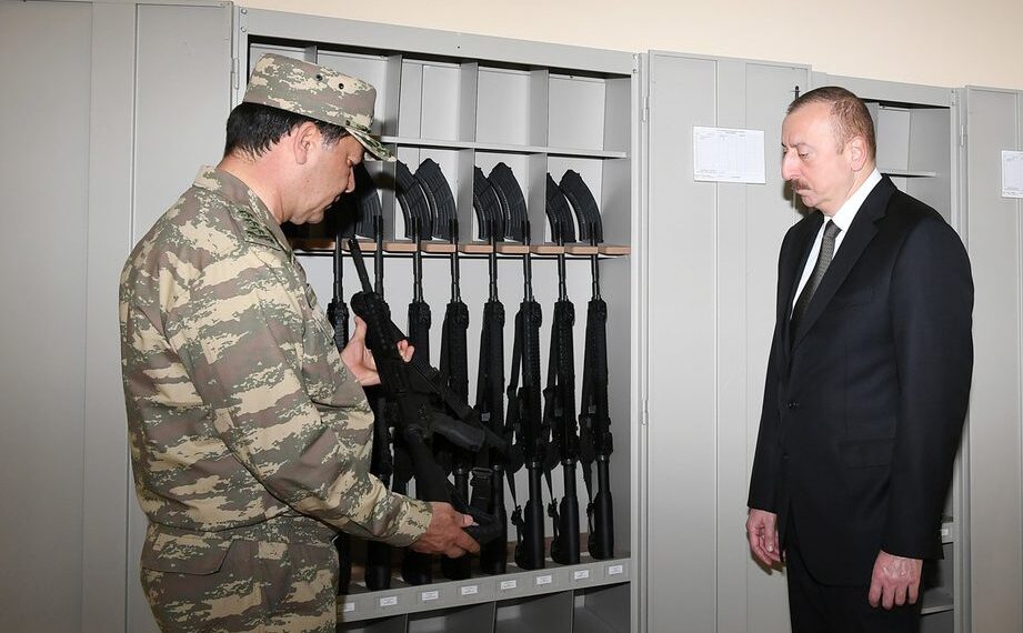 Ильхам Алиев и автомат. Фото: belsat.eu