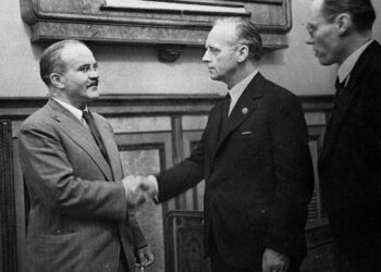 Вячеслав Молотов и Иоахим фон Риббентроп