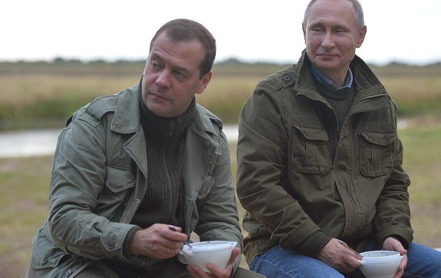 Владимир Путин и Дмитрий Медведев. Фото: kompravda.eu