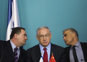 Исраэль Кац, Биньямин Нетаньяху и Яир Лапид. Фото: Noam Revkin Fenton/Flash90

 á îùøã øàù äîîùìä áéøåùìéí
ùø äàåöø éàéø ìôéã
ùø äúçáåøä éùøàì ëõ