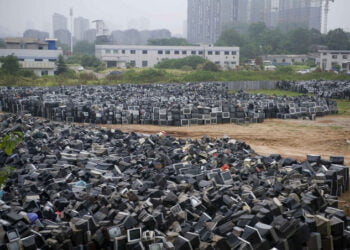 Большая свалка телевизоров